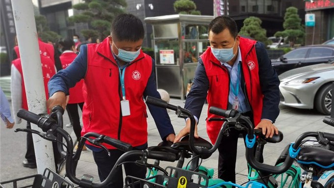 甘肅文旅集團(tuán)志愿者參加廣后街社區(qū)“整治共享單車(chē)亂停亂放”活動(dòng)